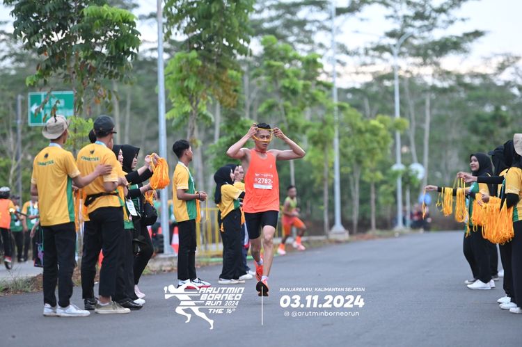 Race photo from Arutmin Borneo Run 2024