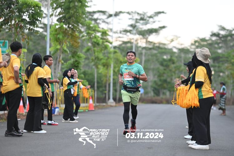 Race photo from Arutmin Borneo Run 2024