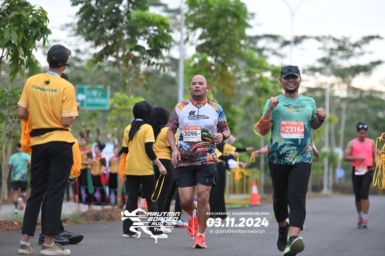 Race photo from Arutmin Borneo Run 2024