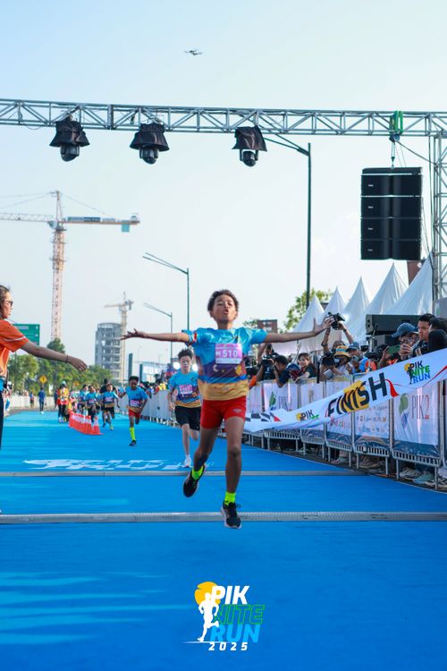 Race photo from PIK NITE RUN 2025