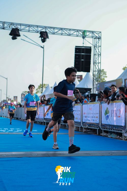 Race photo from PIK NITE RUN 2025