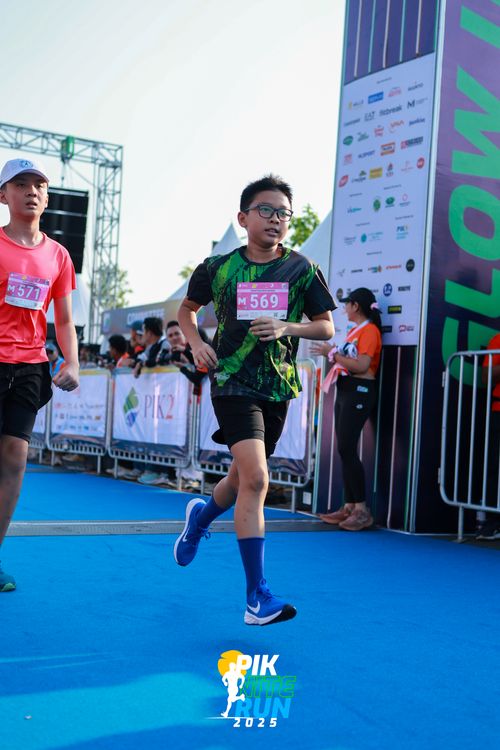 Race photo from PIK NITE RUN 2025