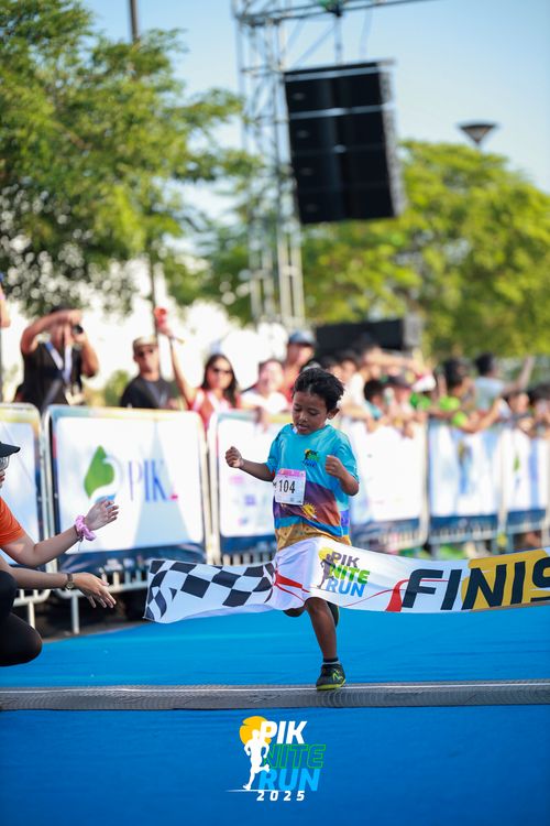 Race photo from PIK NITE RUN 2025