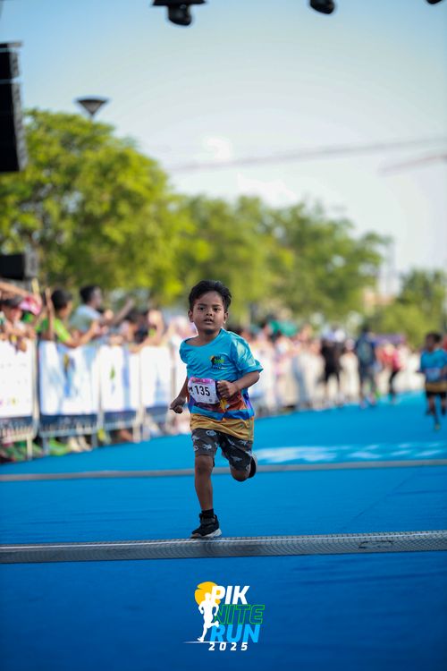 Race photo from PIK NITE RUN 2025