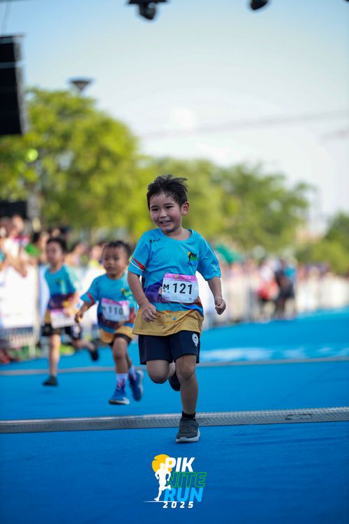 Race photo from PIK NITE RUN 2025