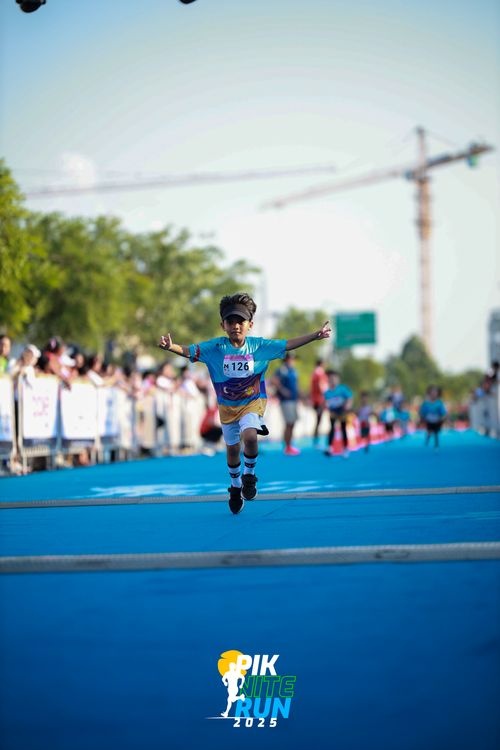 Race photo from PIK NITE RUN 2025