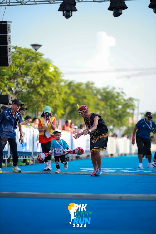 Race photo from PIK NITE RUN 2025