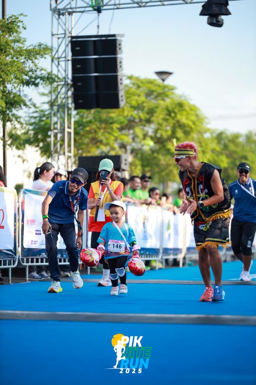 Race photo from PIK NITE RUN 2025