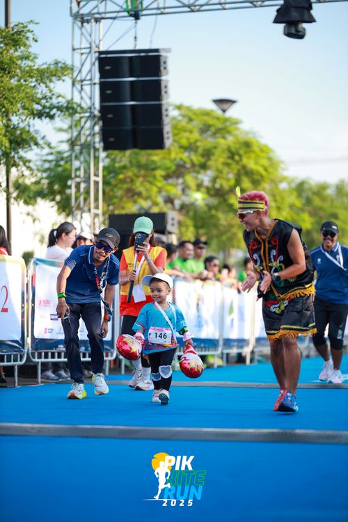 Race photo from PIK NITE RUN 2025