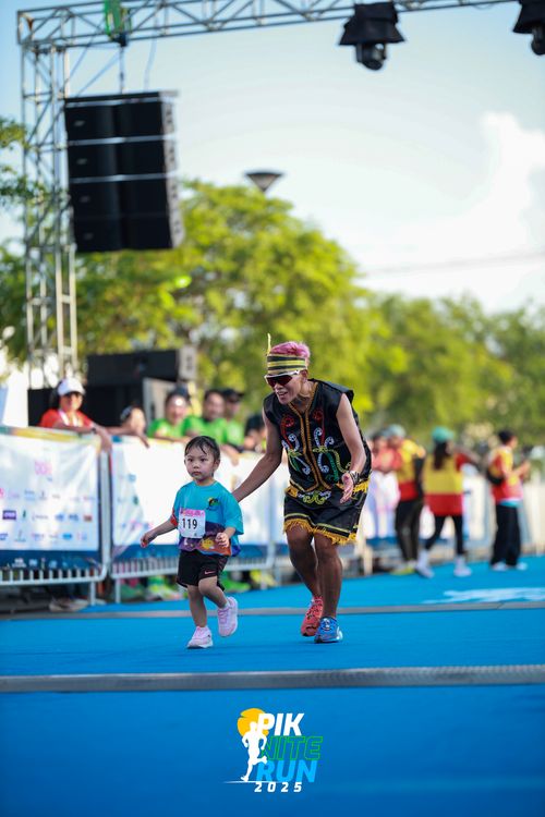 Race photo from PIK NITE RUN 2025