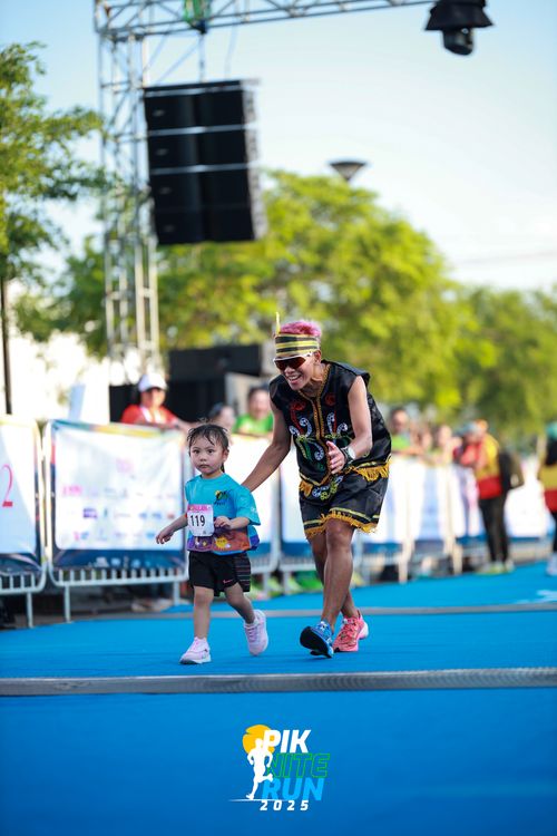 Race photo from PIK NITE RUN 2025