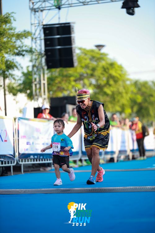 Race photo from PIK NITE RUN 2025