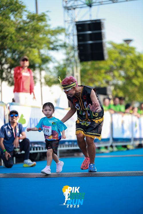 Race photo from PIK NITE RUN 2025
