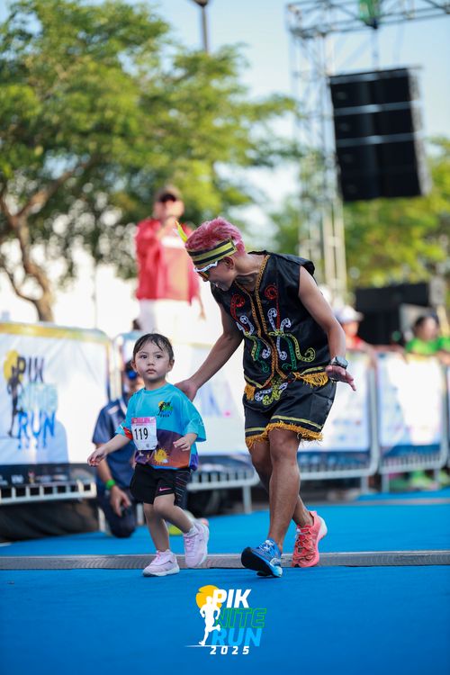 Race photo from PIK NITE RUN 2025