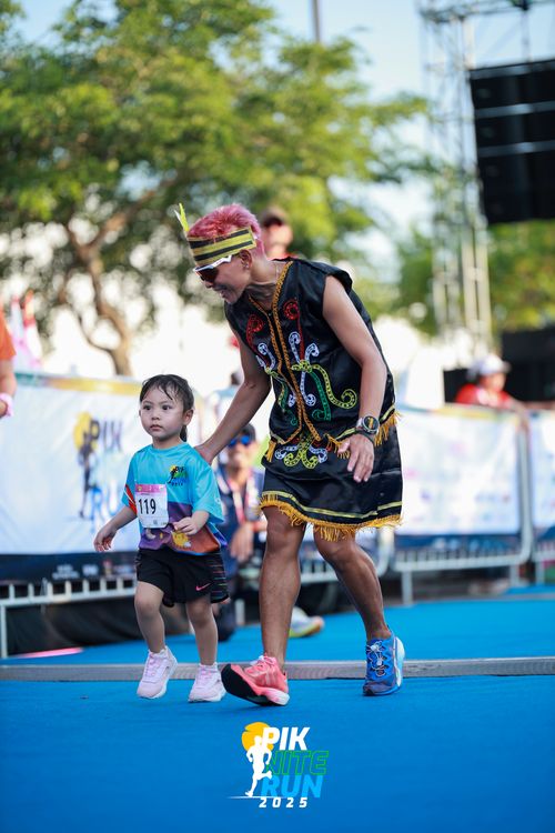 Race photo from PIK NITE RUN 2025