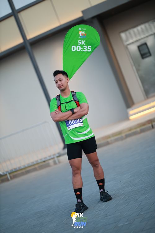 Race photo from PIK NITE RUN 2025