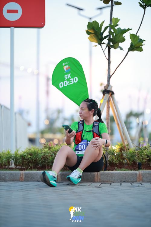 Race photo from PIK NITE RUN 2025