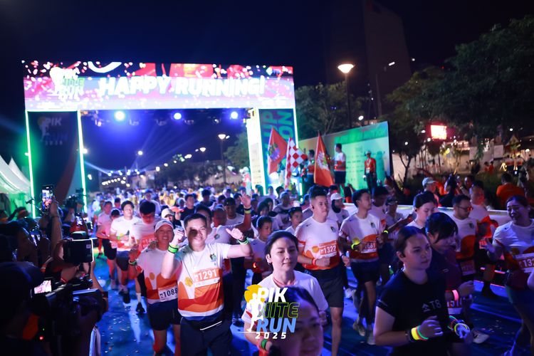 Race photo from PIK NITE RUN 2025