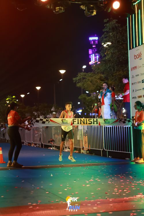 Race photo from PIK NITE RUN 2025