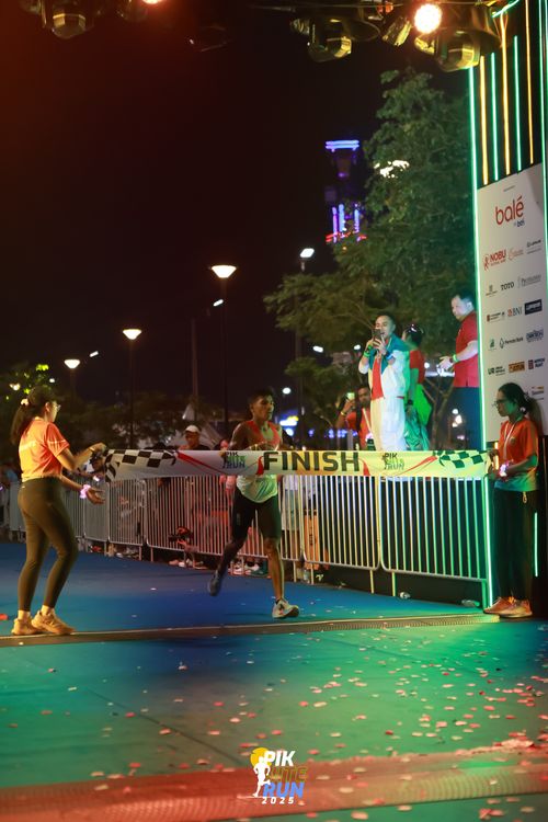 Race photo from PIK NITE RUN 2025