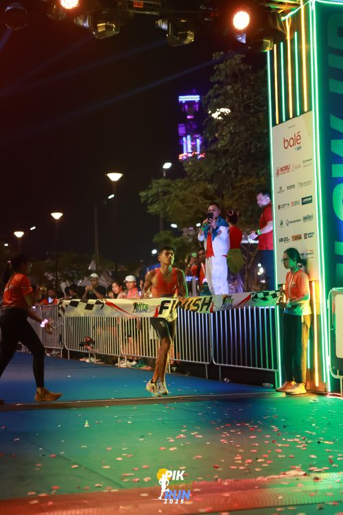 Race photo from PIK NITE RUN 2025