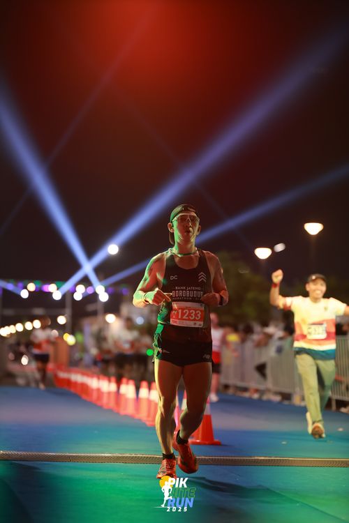 Race photo from PIK NITE RUN 2025