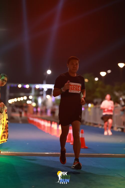 Race photo from PIK NITE RUN 2025