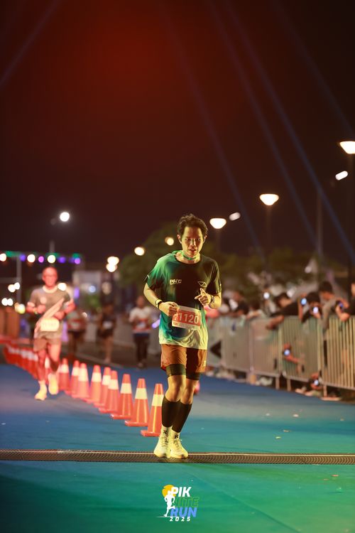 Race photo from PIK NITE RUN 2025