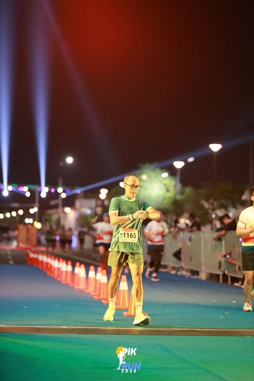Race photo from PIK NITE RUN 2025