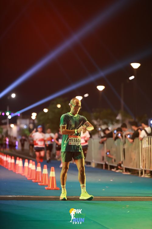 Race photo from PIK NITE RUN 2025