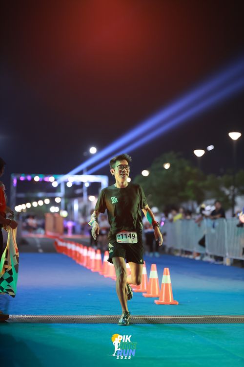 Race photo from PIK NITE RUN 2025