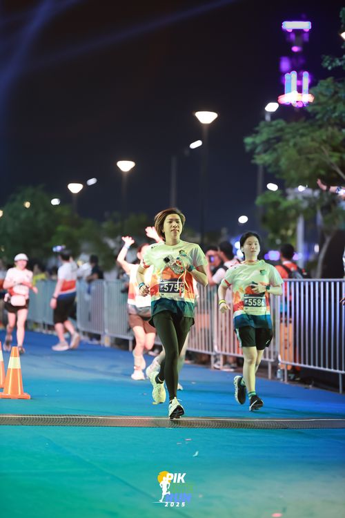 Race photo from PIK NITE RUN 2025