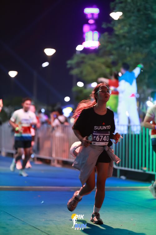 Race photo from PIK NITE RUN 2025