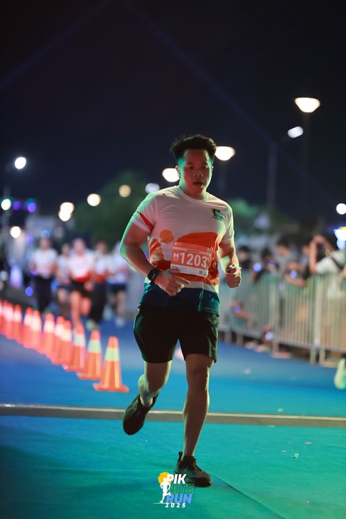 Race photo from PIK NITE RUN 2025