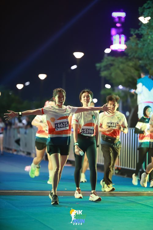 Race photo from PIK NITE RUN 2025