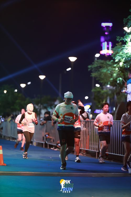 Race photo from PIK NITE RUN 2025