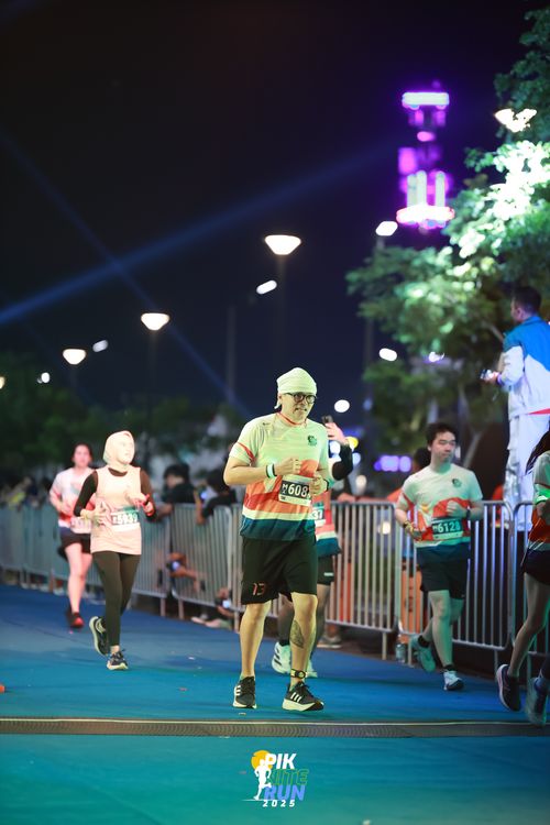 Race photo from PIK NITE RUN 2025