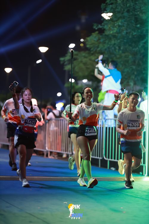 Race photo from PIK NITE RUN 2025