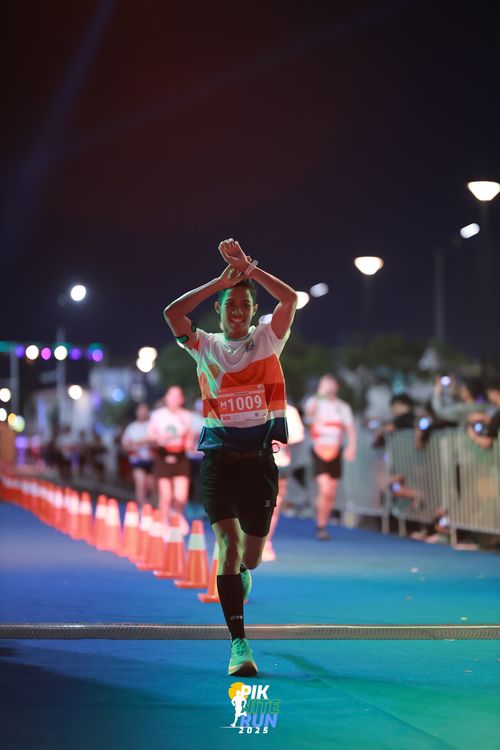 Race photo from PIK NITE RUN 2025
