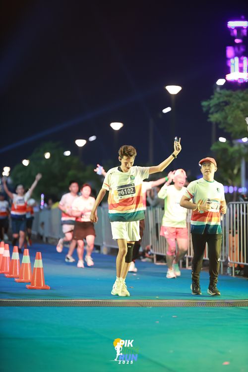 Race photo from PIK NITE RUN 2025
