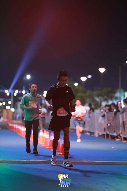 Race photo from PIK NITE RUN 2025