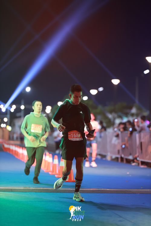 Race photo from PIK NITE RUN 2025