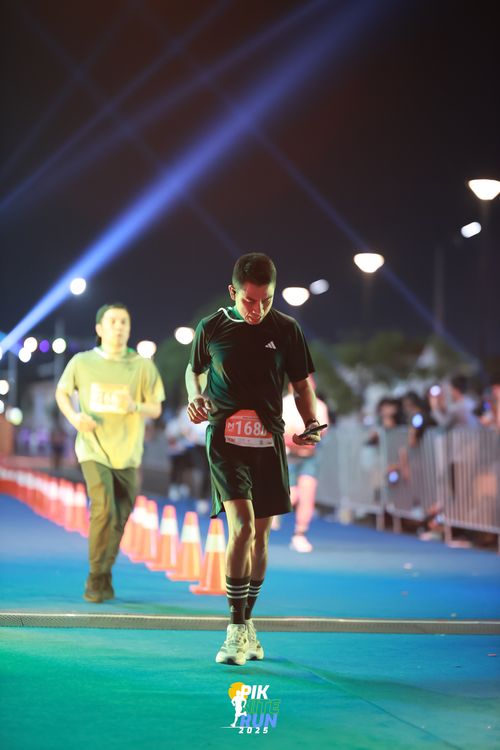 Race photo from PIK NITE RUN 2025
