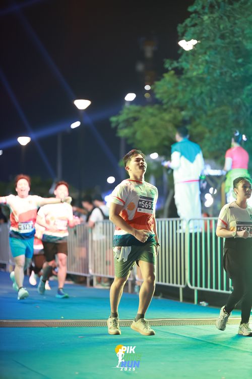 Race photo from PIK NITE RUN 2025