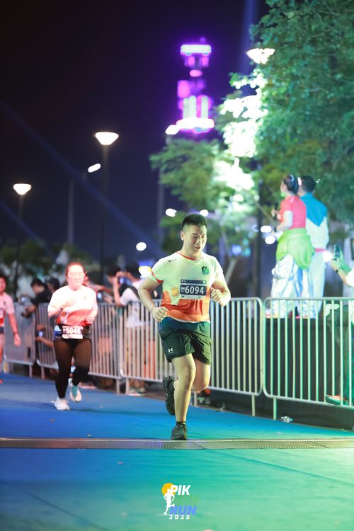 Race photo from PIK NITE RUN 2025