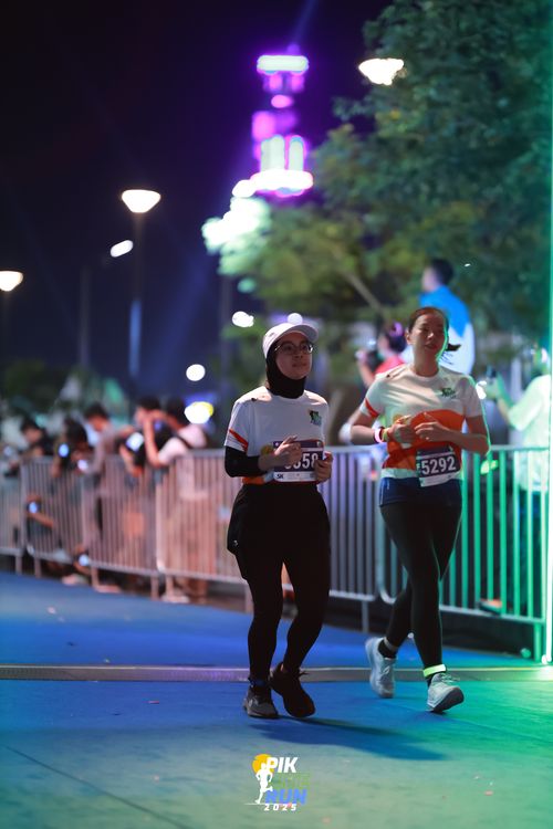 Race photo from PIK NITE RUN 2025