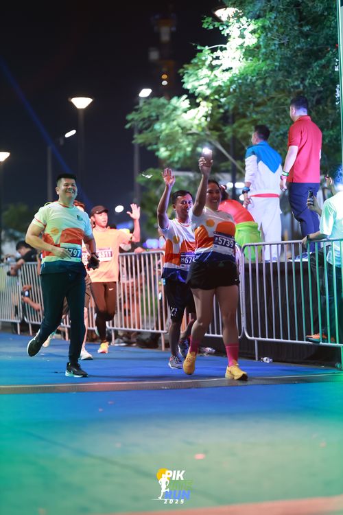 Race photo from PIK NITE RUN 2025