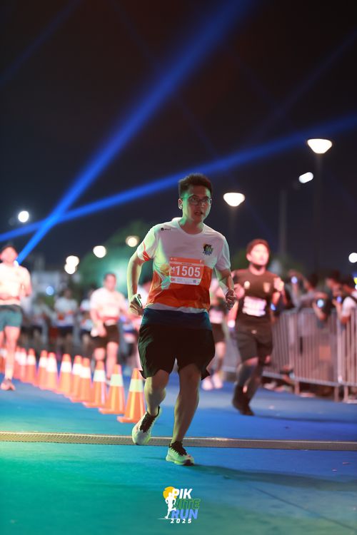 Race photo from PIK NITE RUN 2025