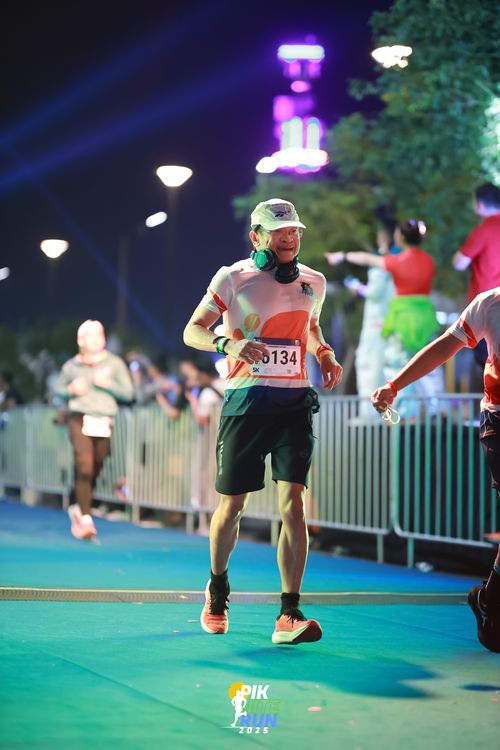 Race photo from PIK NITE RUN 2025
