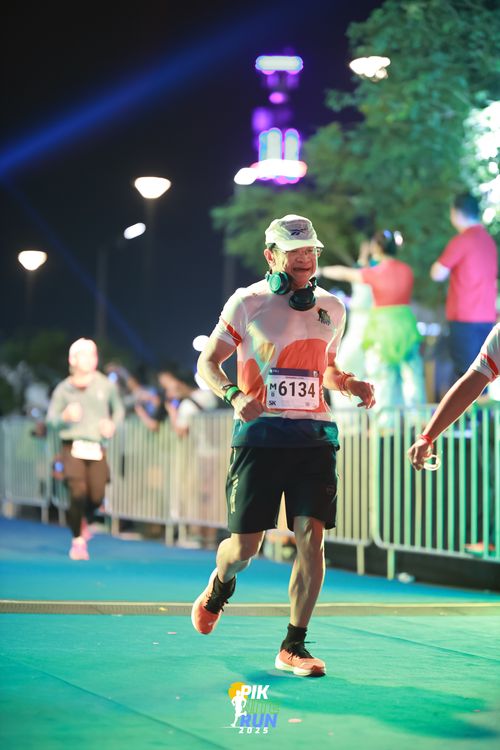 Race photo from PIK NITE RUN 2025